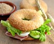 Bagel mit Schinken und Ei