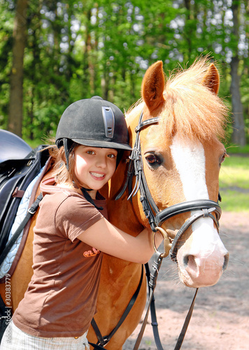 Foto: Mädchen und ihr Pony Mädchen und ihr Pony