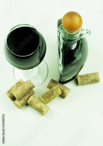 Photo: Weinflasche und Glas von oben Weinflasche und Glas von oben