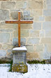 croce e mura nella neve