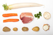 roher Schweinebraten und Zutaten roher Schweinebraten und Zutaten