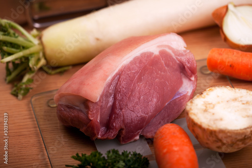 Photo: roher Schweinebraten und Zutaten roher Schweinebraten und Zutaten