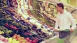 Mann im Supermarkt kauft Gemüse