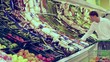 Video: Mann im Supermarkt kauft Gemüse Mann im Supermarkt kauft Gemüse