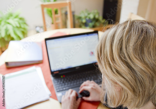 Photo: frau sitzt am computer frau sitzt am computer