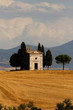 Val d'Orcia paesaggio con chiesa