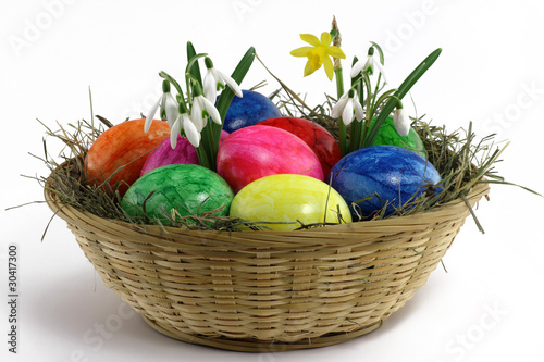 Photo: osterkorb mit frühlingsblumen osterkorb mit frühlingsblumen