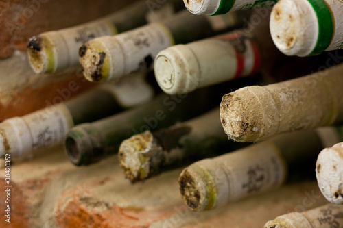 Foto: Nahaufnahme von altem österreichischem Wein Nahaufnahme von altem österreichischem Wein