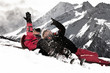 verliebtes Paar liegt im Schnee
