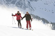 Paar fährt Hand in Hand Ski