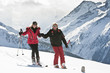 Paar fährt Hand in Hand Ski