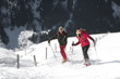 Skifahrer schauen sich in Schneelandschaft um