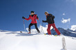 Zwei Skifahrer steigen Schneehang hoch
