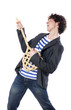 jeune garçon faisant semblant de jouer de la guitare