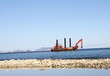 paisaje maritimo con barco excavadores