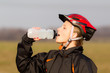 Junge Frau trinkt Wasser beim Sport