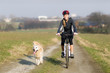 Junge Frau und Hund beim Sport