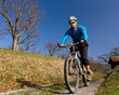 Mountainbiker auf einem Feldweg Mountainbiker auf einem Feldweg