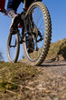 Mountainbiker auf einem Feldweg Mountainbiker auf einem Feldweg