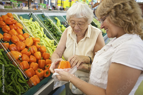 Photo: Volunteer helping senior with her shopping Volunteer helping senior with her shopping