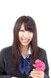 カーネーションを持った女子学生