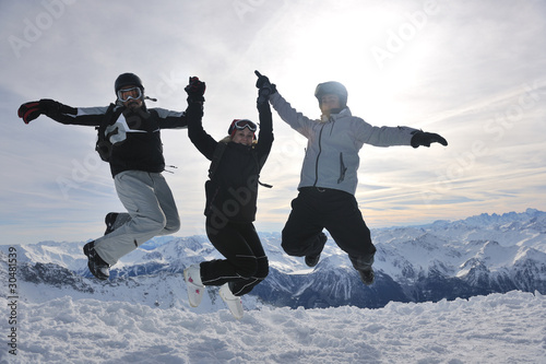 Foto: people group on snow at winter season people group on snow at winter season