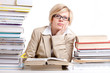 Frau zwischen vielen Büchern