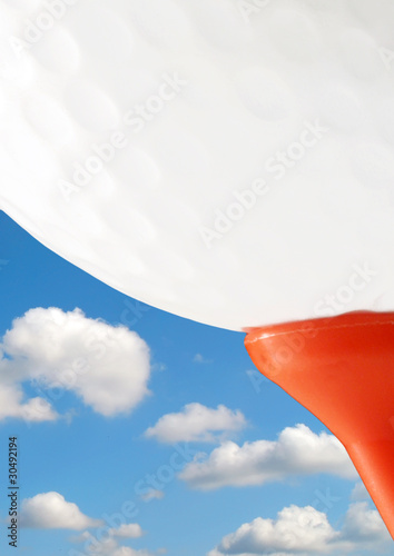 Foto: Golf ball on tee Golf ball on tee