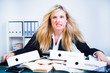 zornige frau am arbeitsplatz