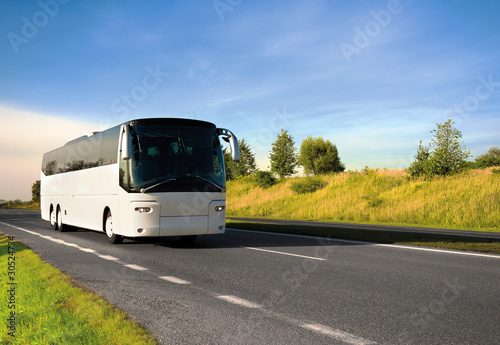Foto: tour bus traveling down a major highway tour bus traveling down a major highway