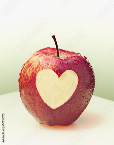 Foto: Heart-shape cut from side of red apple Heart-shape cut from side of red apple