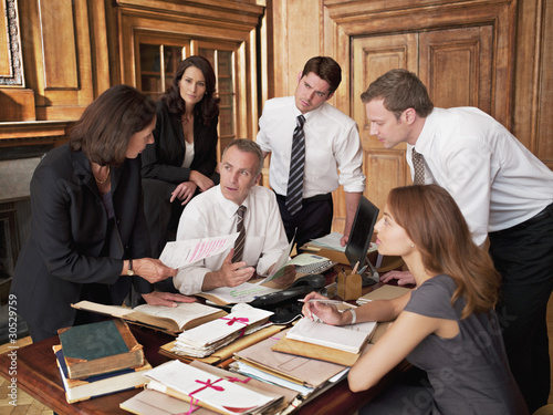 Foto: Lawyers working at desk in office Lawyers working at desk in office