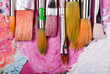 Farbpalette mit vielen Pinseln