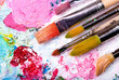 Farbpalette mit vielen Pinseln