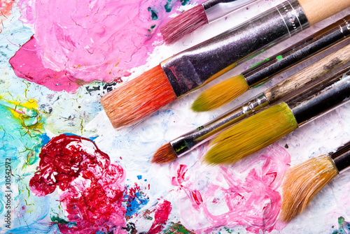 Foto: Farbpalette mit vielen Pinseln Farbpalette mit vielen Pinseln
