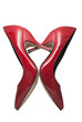 Zapatos rojos de charol formando un corazón