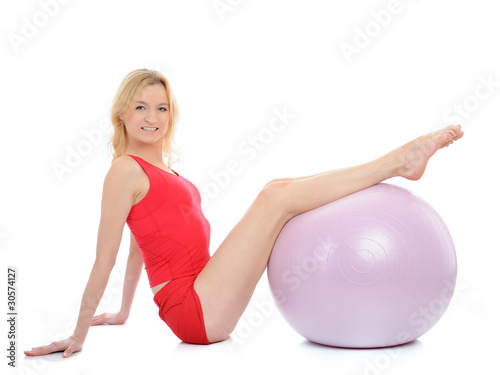 Plakat Ładna sporty sprawności fizycznej kobieta robi ćwiczeniu z pilates balowymi. jest