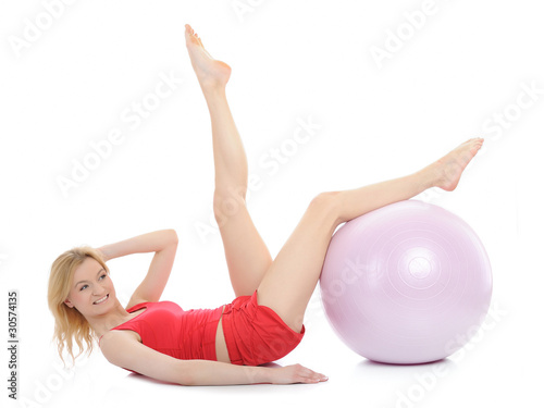 Plakat Ładna sporty sprawności fizycznej kobieta robi ćwiczeniu z pilates balowymi. jest