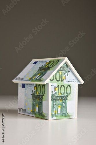Photo: Haus aus Euroscheinen Haus aus Euroscheinen