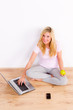 junge frau beim chatten