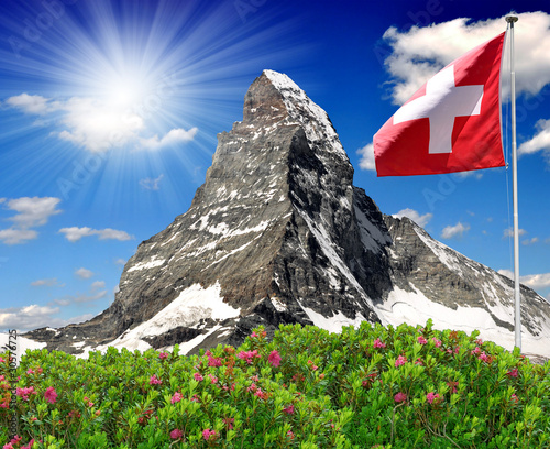 Foto: Beautiful mountain Matterhorn with Swiss flag - Swiss Alps Beautiful mountain Matterhorn with Swiss flag - Swiss Alps