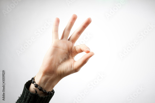 Photo: mano maschile che mostra il segno ok mano maschile che mostra il segno ok