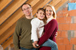 Foto: Junge Familie in einem Rohbau Junge Familie in einem Rohbau