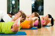 Sit-ups im Fitnessstudio