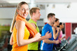 Leute laufen auf Laufband im Fitnessstudio Leute laufen auf Laufband im Fitnessstudio
