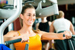 Frau trainiert im Fitnessstudio