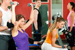 Leute mit Gewichten im Fitnessstudio