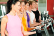Leute mit Hanteln im Fitnessstudio