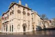 Vue sur l'Hôtel de Ville de Marseille et sa façade aveugle.