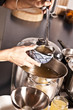 Hühnersuppe aus dem Topf geschöpft Hühnersuppe aus dem Topf geschöpft